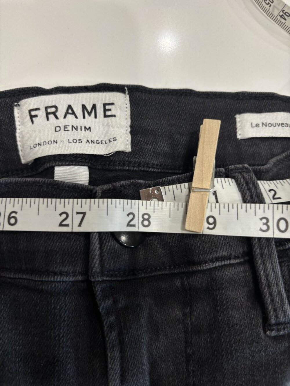 28 Frame Le Nouveau Straight Jeans Black Denim Straight Leg Raw Hem Frayed Dark - Picture 11 of 11